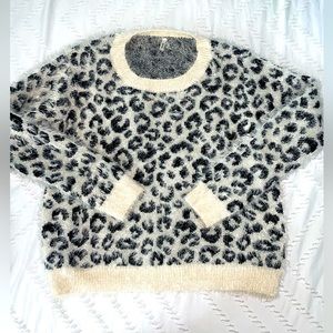 EUC Women’s Animal Print Furry Sweater Size L